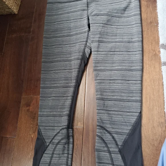 Lululemon Capris athletica black and gray leggings size 6 cropped . Packet on ba - Picture 5 of 5
